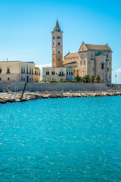 Trani chiesa lato e mare